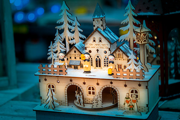 Décoration de Noël - décorations lumineuses - maison de noël illuminée en bois